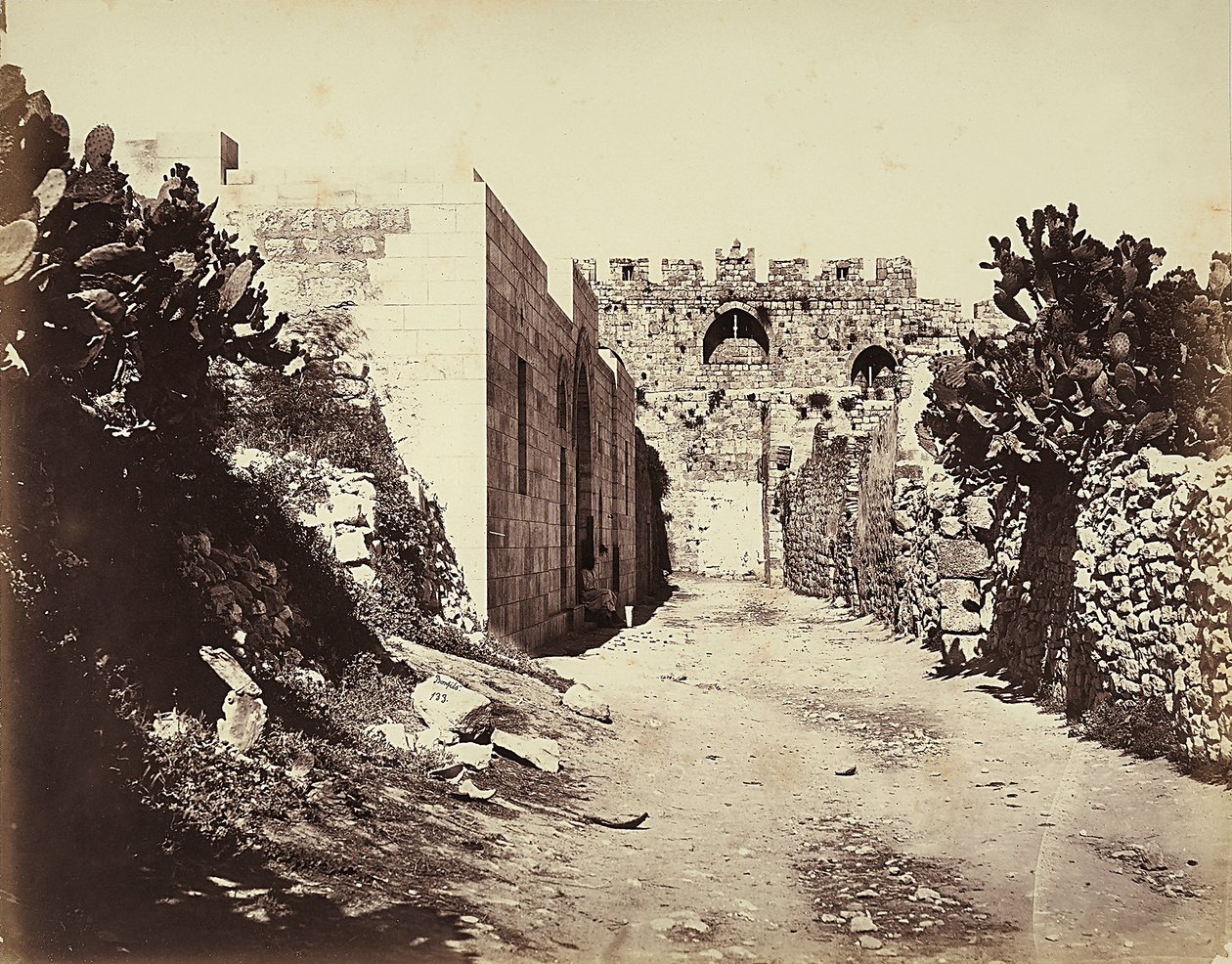 Uitzicht op een deel van de stadsmuren en het huis van Sint-Anna, in Jeruzalem door Félix Bonfils
