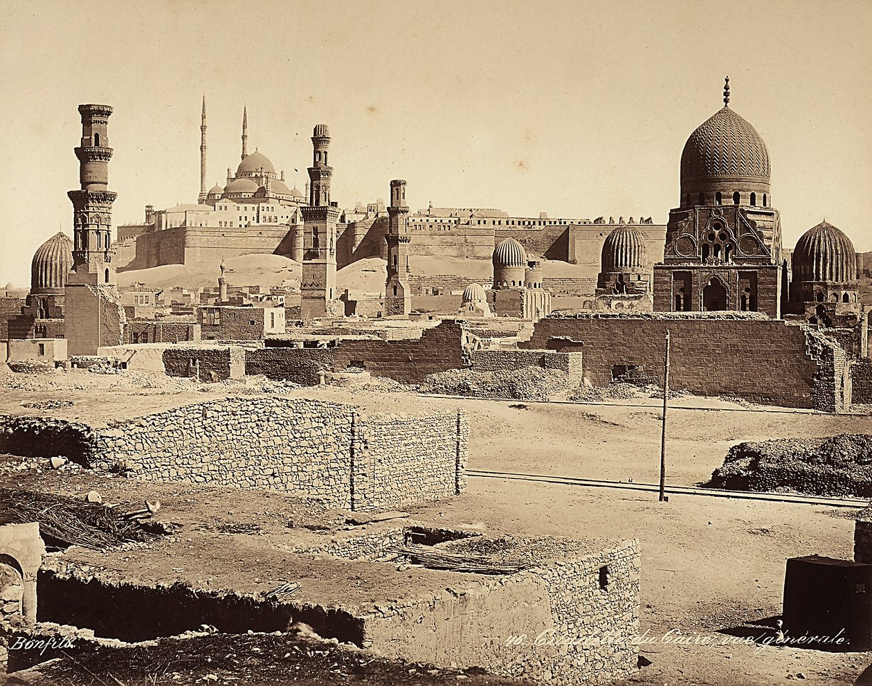 Uitzicht op de Citadel met talrijke oude monumenten en vondsten, in Caïro, Egypte door Félix Bonfils