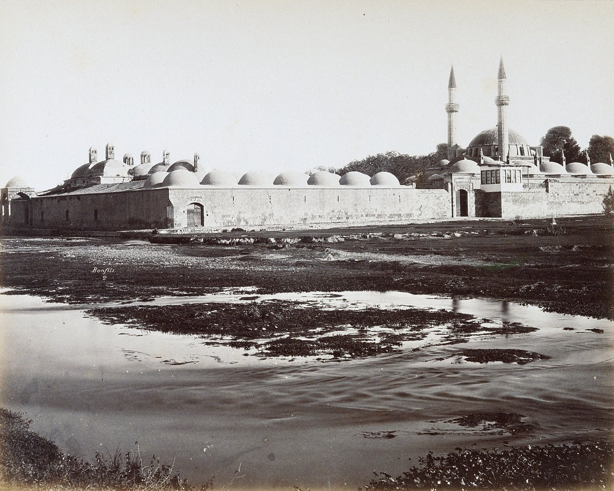 Uitzicht op het complex van Tekkuyeh Suleimaniyeh, in Damascus, Syrië, onderdeel van een complex van een madrasa, een moskee en een klooster, geleid door de orde van Dervishes, om het verblijf van de pelgrims op weg naar Mekka te vergemakkelijken door Félix Bonfils