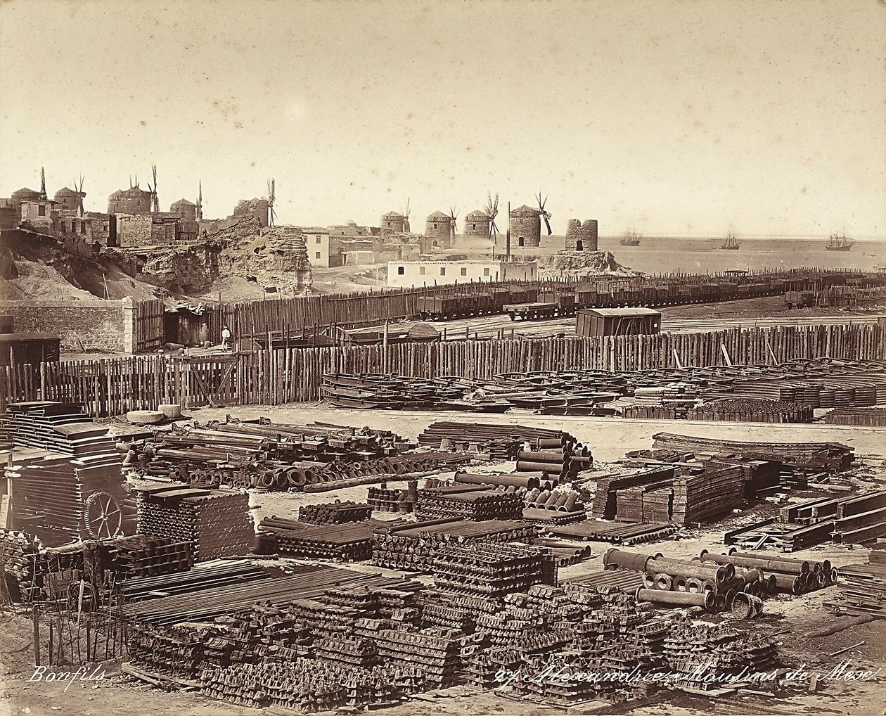 Yard voor bouwmaterialen, windmolens op de achtergrond, in Alexandrië, Egypte door Félix Bonfils