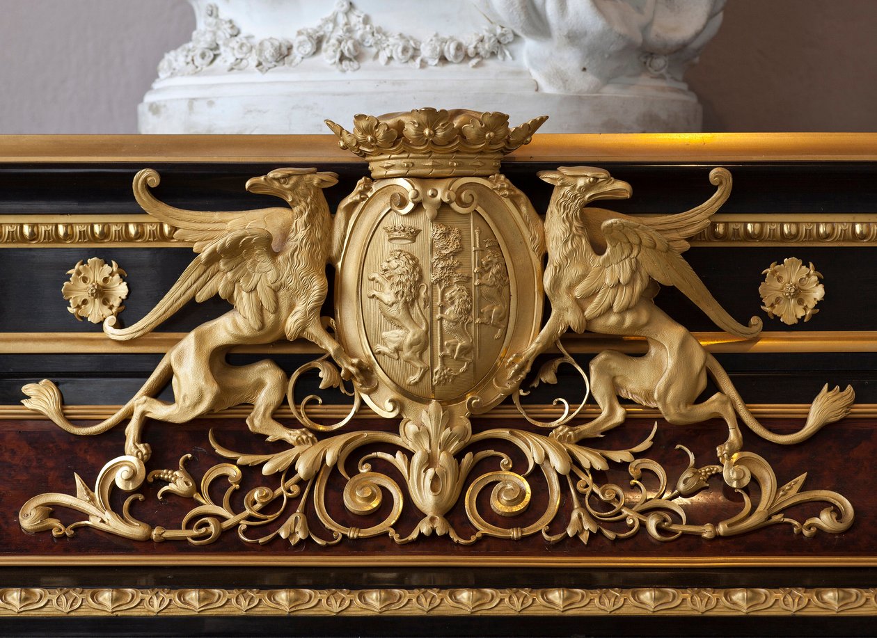 Detail van een meubelstuk met het wapen van de familie Brignole Sale (Guillaume Grohe, naar een tekening van Felix Duban) door Felix Louis Jacques Duban
