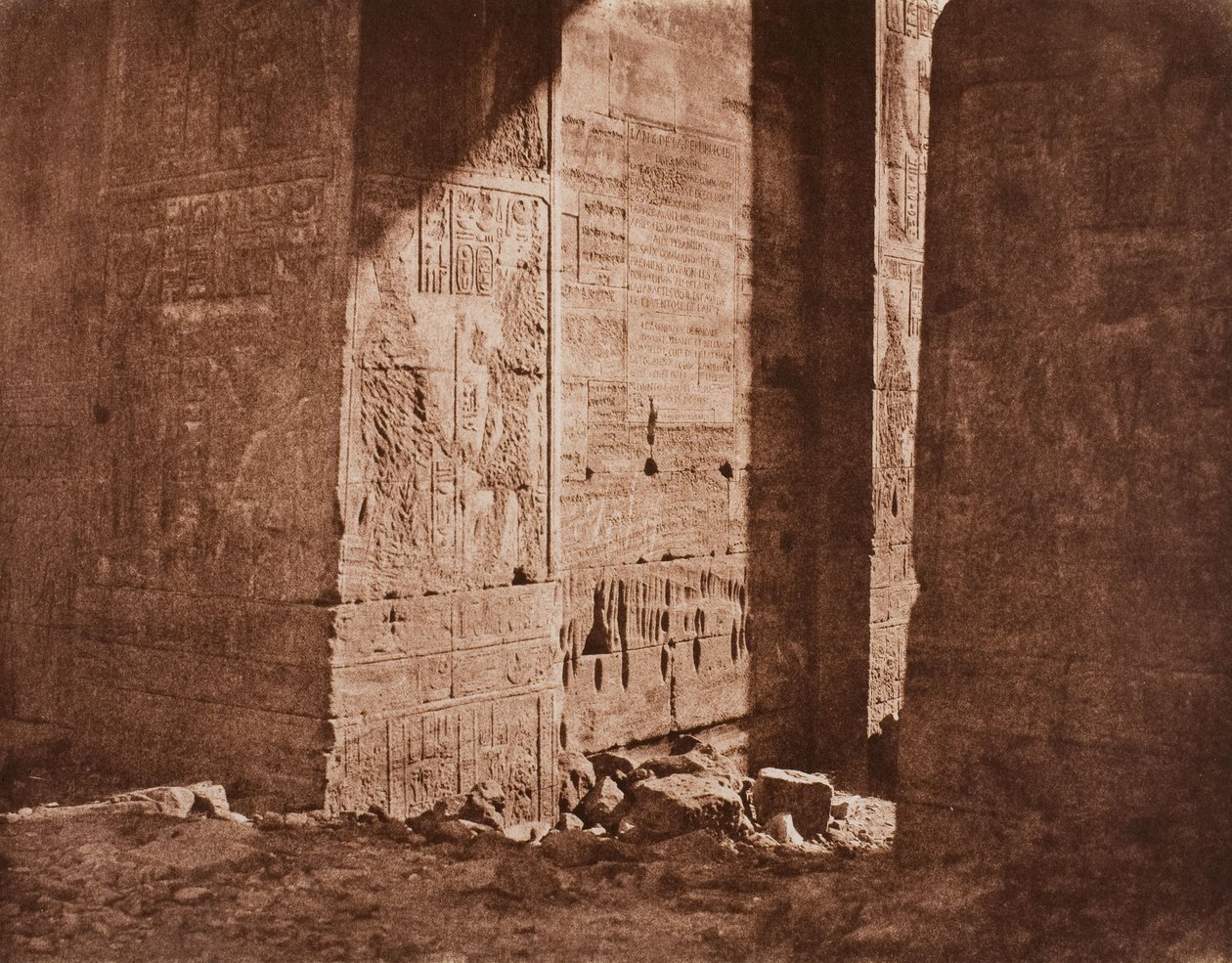 Eerste pyloon - Franse inscriptie gegraveerd op de oostelijke steunbeer bij punt H, eiland Fila (Philae) door Félix Teynard