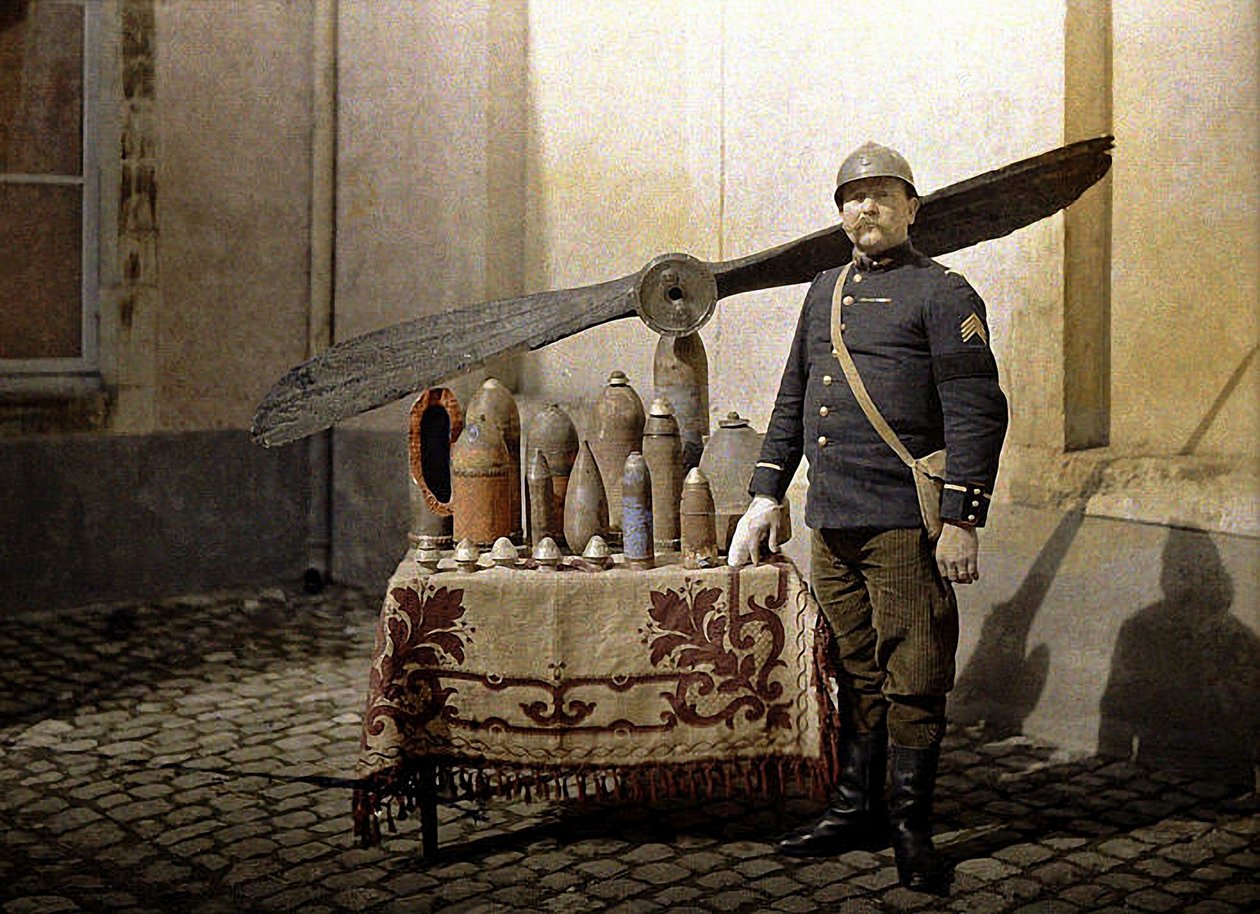 Een Franse soldaat naast een tafel met Duitse granaten en een vliegtuigpropeller, Reims, Marne, 1917 door Fernand Cuville