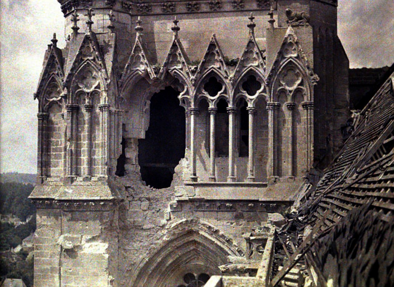 Bombeschadiging aan de Kathedraal Saint-Gervais-et-Saint-Protais, Soissons, Aisne, Frankrijk, 1917 door Fernand Cuville