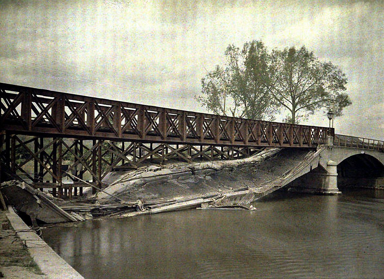 Vernielde brug over de Aisne, herbouwd door ingenieurs, Frankrijk, 1917 door Fernand Cuville