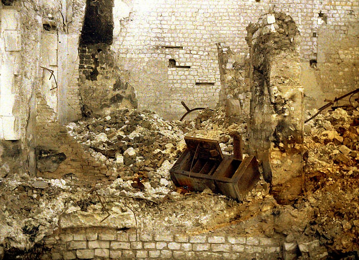 Interieur van een gebombardeerd huis, Reims, Marne, Frankrijk, 1917 door Fernand Cuville