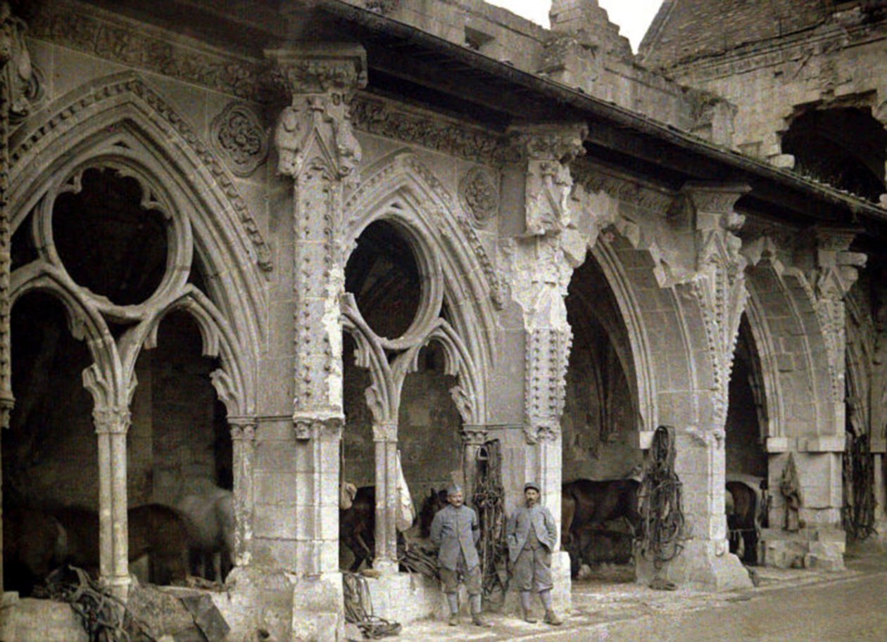 Twee Franse soldaten en paarden in de klooster van de abdij van Saint-Jean-des-Vignes, zwaar beschadigd door artillerievuur, Soissons, Aisne, Frankrijk, 1917 door Fernand Cuville