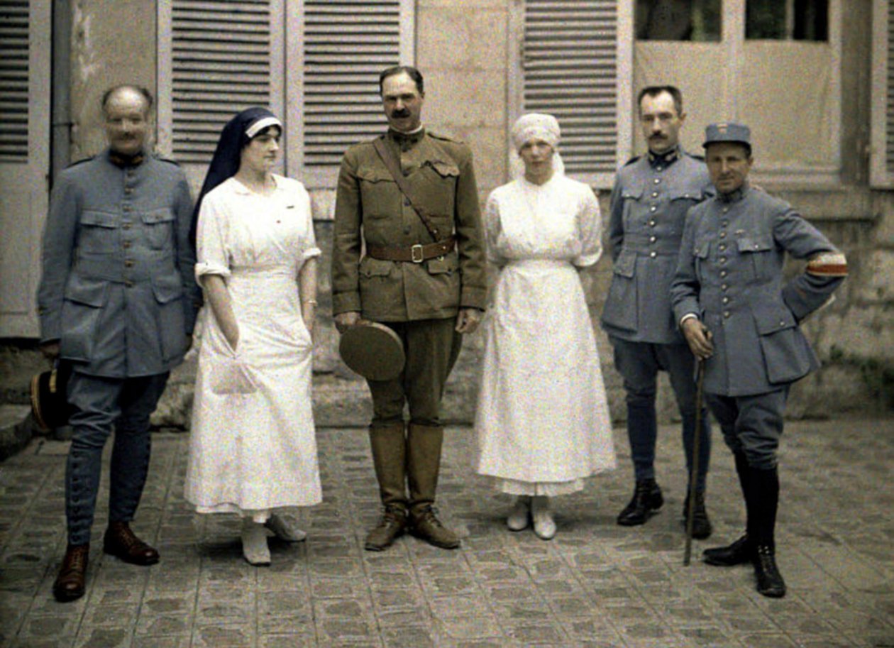 Franse militaire artsen en verpleegsters voor het Saint-Paul ziekenhuis, Soissons, Aisne, Frankrijk door Fernand Cuville