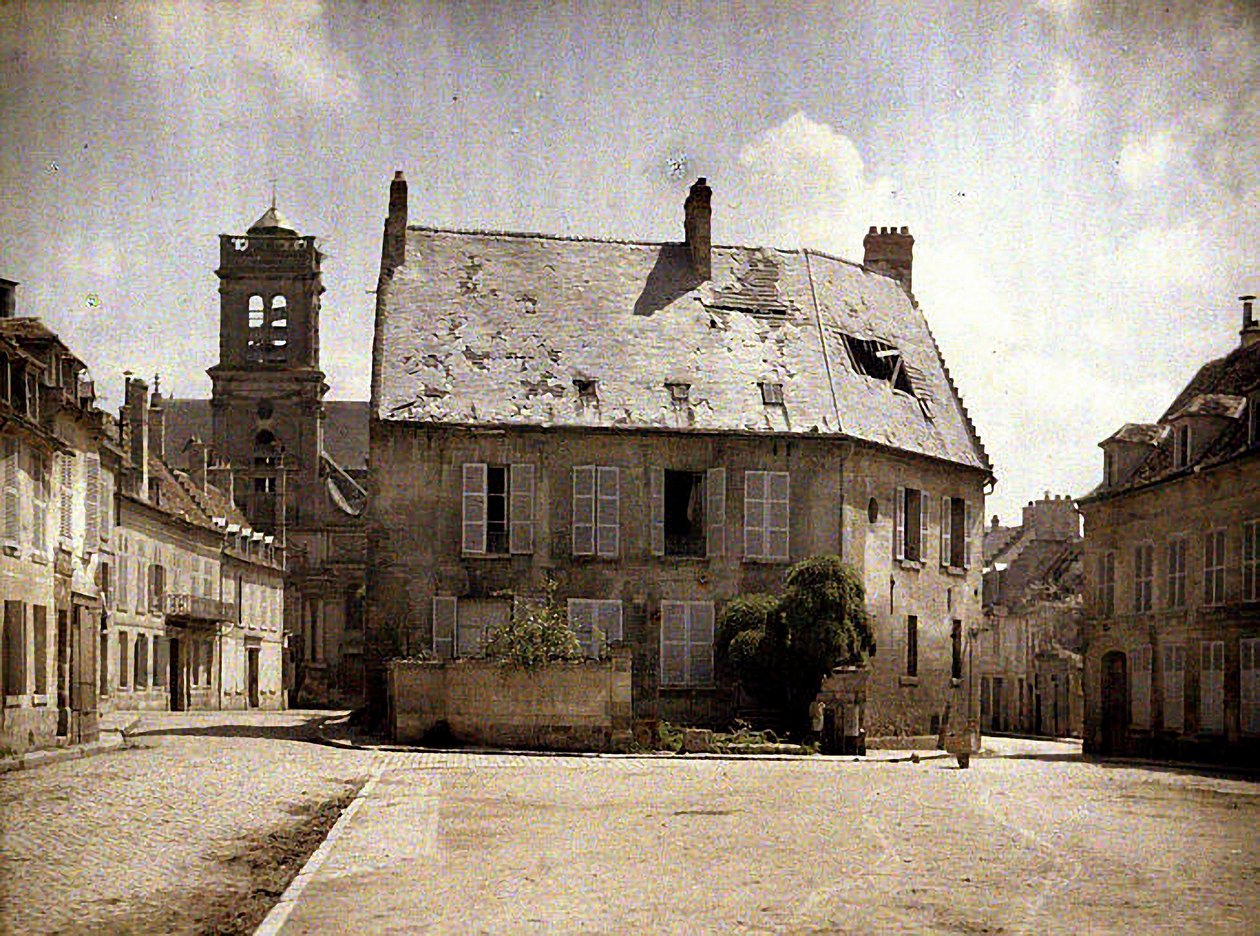 Huis met beschadigd dak, Soissons, Aisne, 1917 door Fernand Cuville