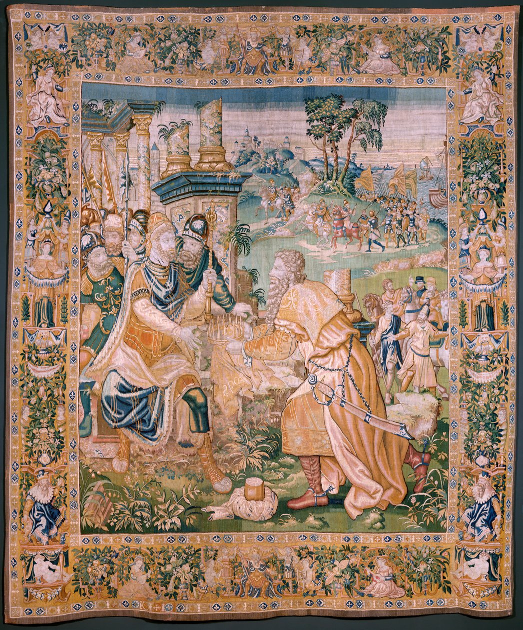 Vlaams wandtapijt. Alexander wordt een kroon aangeboden. Atelier van Oudenaarde. 384x316cm. 17e eeuw. door Flemish School