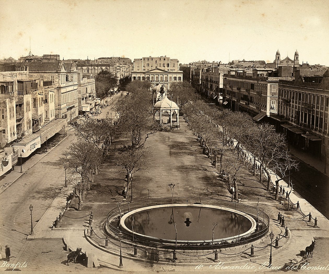 Alexandrië, Egypte: Plein van de Consuls, met een grote ronde fontein door Félix Bonfils