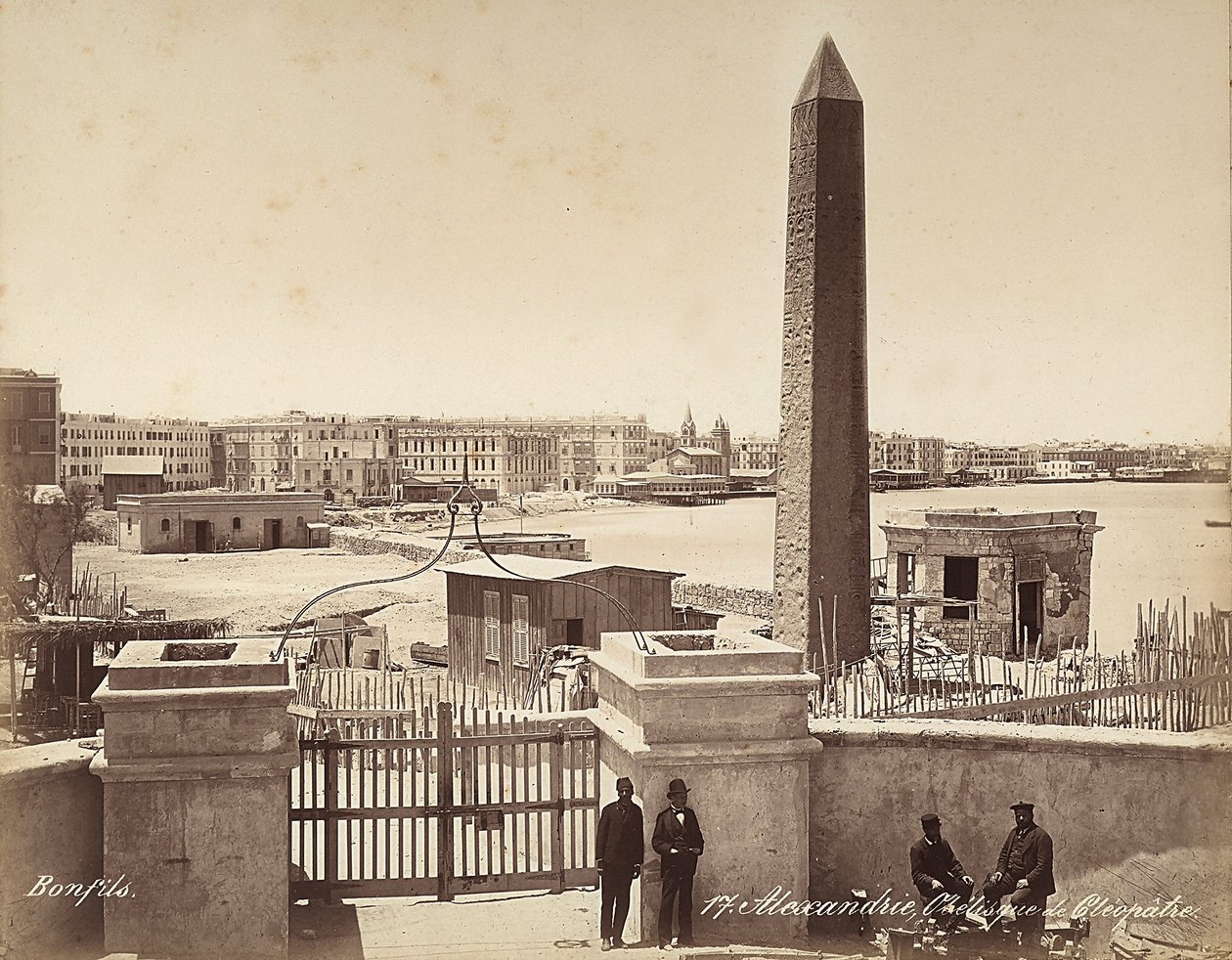 Alexandrië, Egypte: de Obelisk van Cleopatra, met vier mannen die poseren voor de foto door Félix Bonfils
