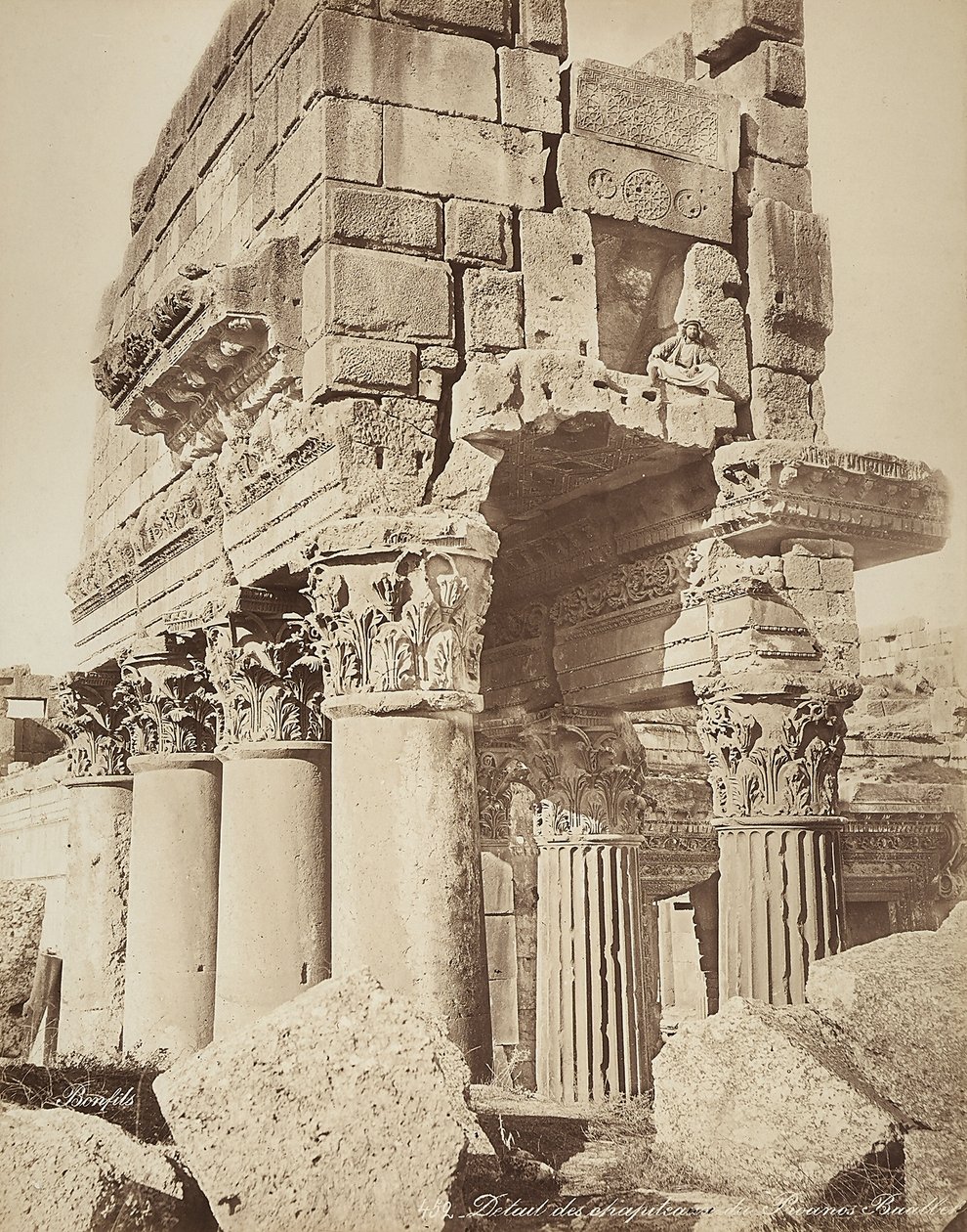 Detail van de pronaos van de Tempel van Bacchus, in de archeologische zone van Heliopolis of Baalbek, oude Syrische stad, nu Libanon door Félix Bonfils