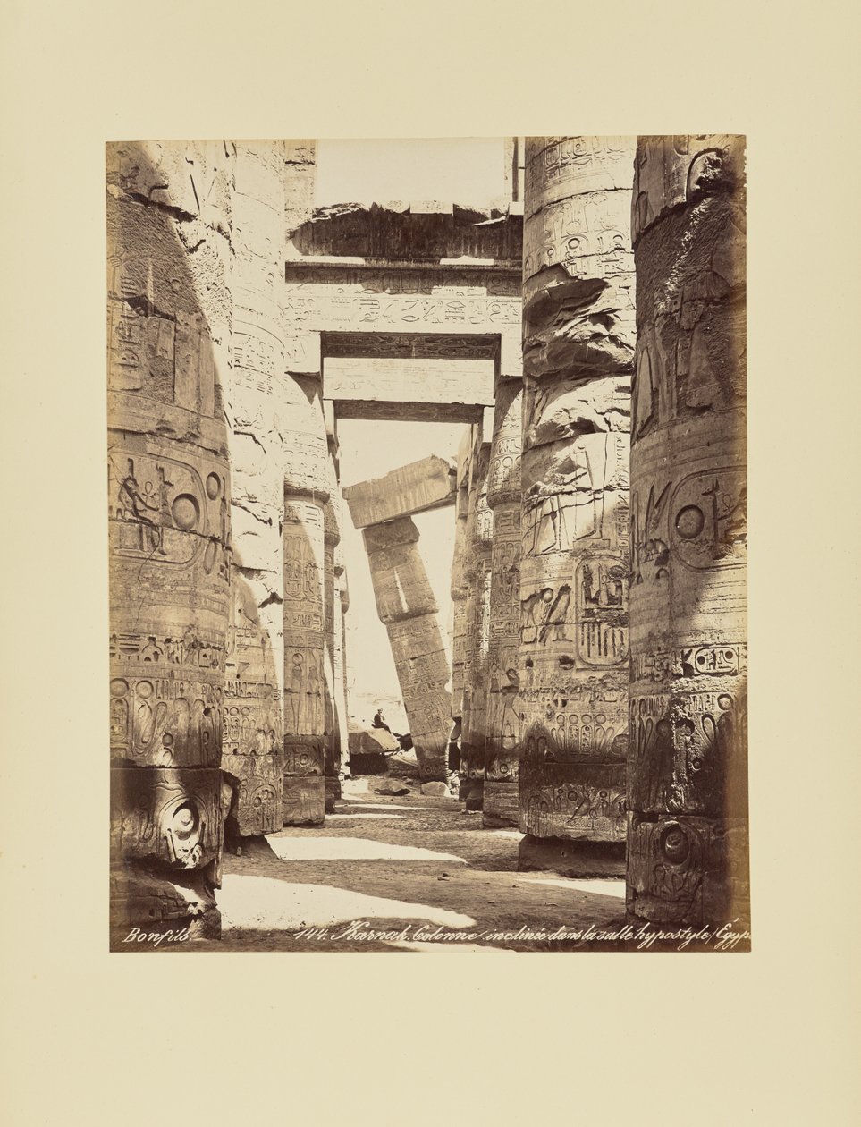 Karnak. Schuine zuil in de zuilenhal, Egypte door Félix Bonfils