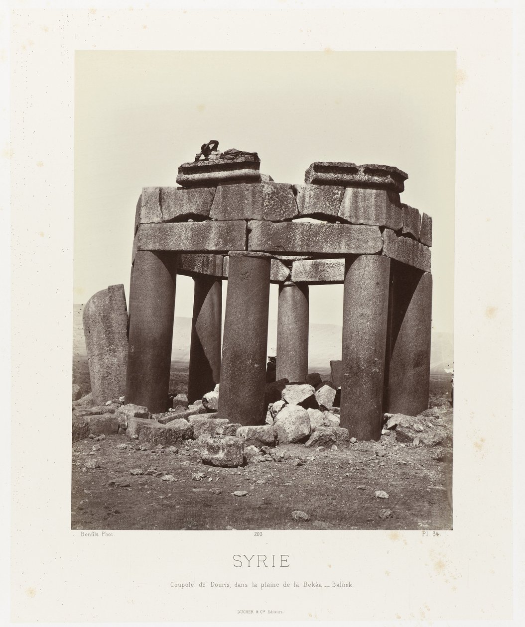 Man op de qubba van Douris, nabij Baalbek door Félix Bonfils