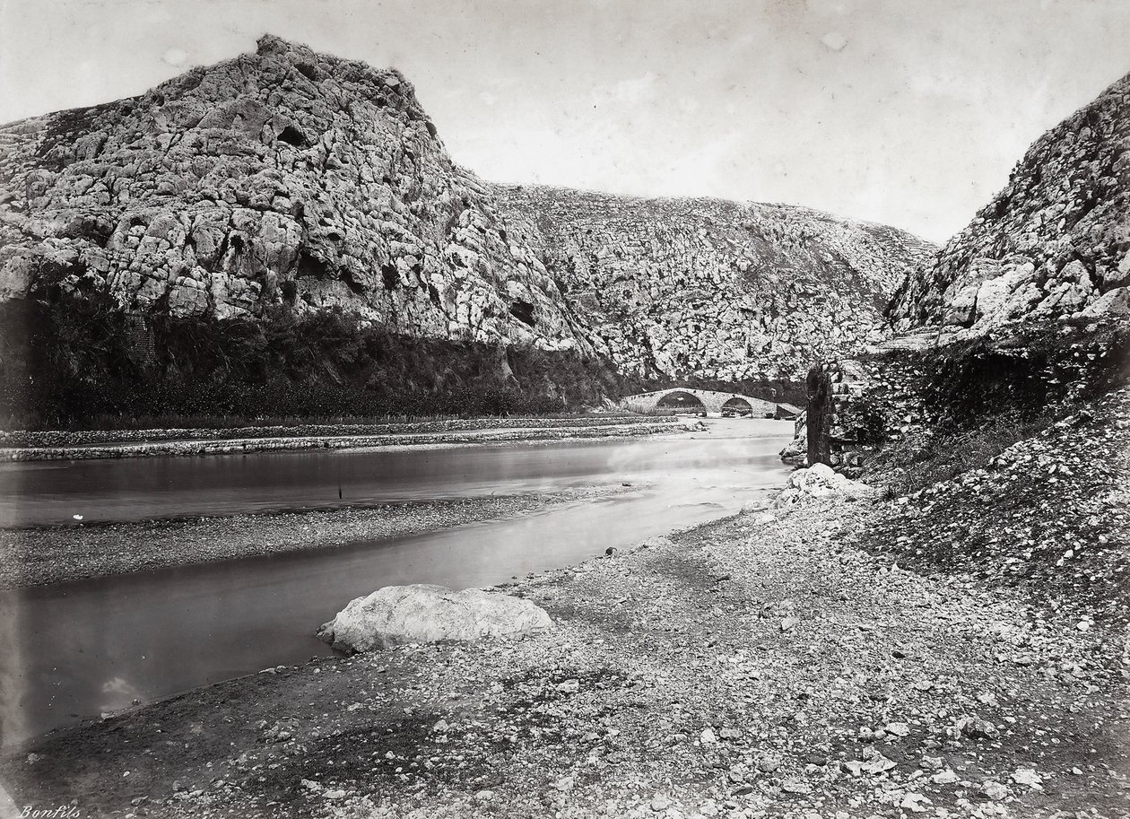 Nahr el-Kalb (de rivier van de hond) tussen de bergen van Libanon, nabij Beiroet, in Palestina door Félix Bonfils