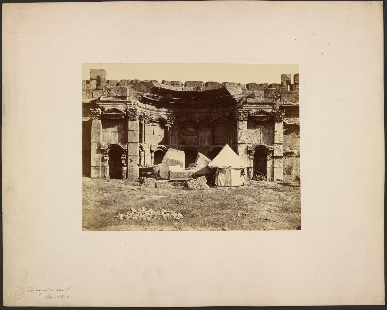 Rechthoekige Hof, Baalbek door Félix Bonfils