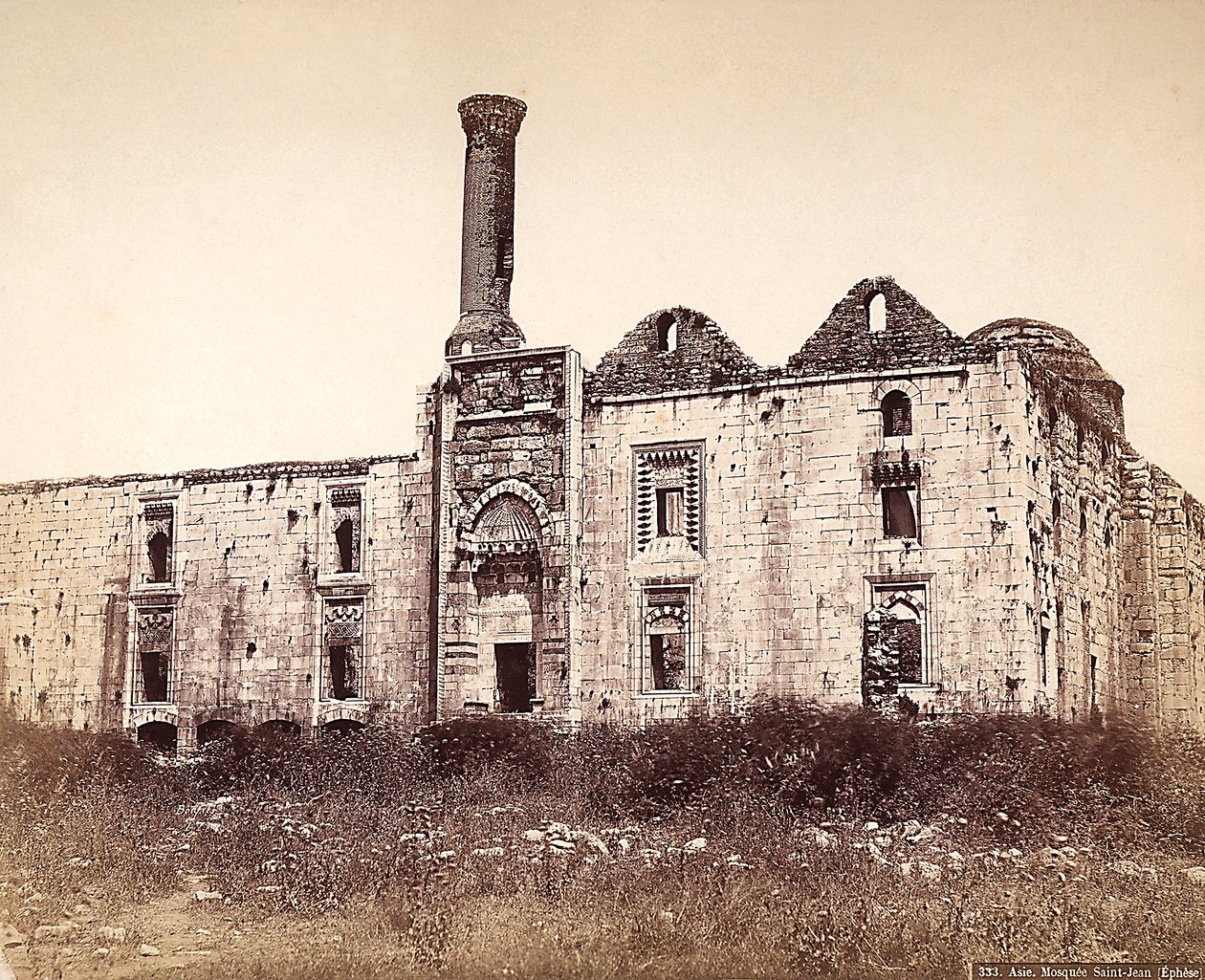 De Basiliek van St. Jan, omgebouwd tot een moskee in 1330, in Efeze, Turkije door Félix Bonfils