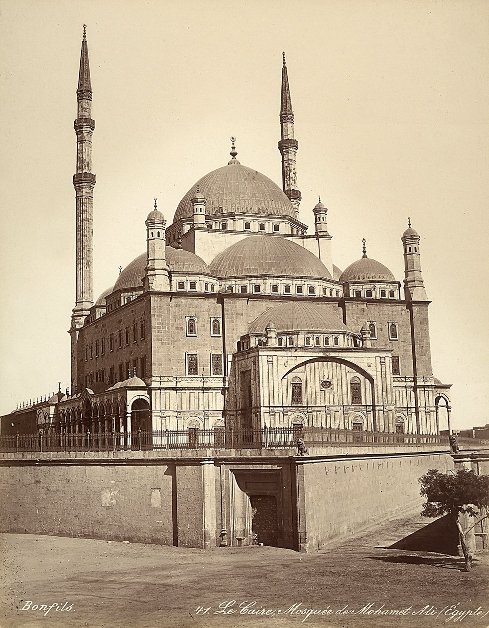 De moskee van Mohammed Ali, bekend als de Alabaster Moskee, in Caïro, Egypte door Félix Bonfils