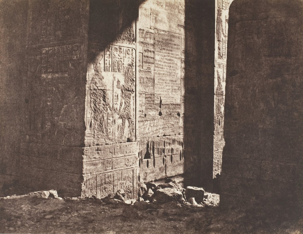 Ile de Fileh Philæ, Eerste Pylon, Franse inscriptie gegraveerd op de deurpost, 1851-52 door Félix Teynard