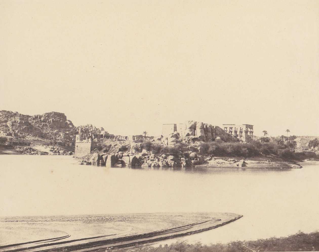 Ile de Fileh Philæ, algemeen uitzicht genomen vanuit het zuidoosten op punt B, 1851-52, gedrukt 1853-54 door Félix Teynard