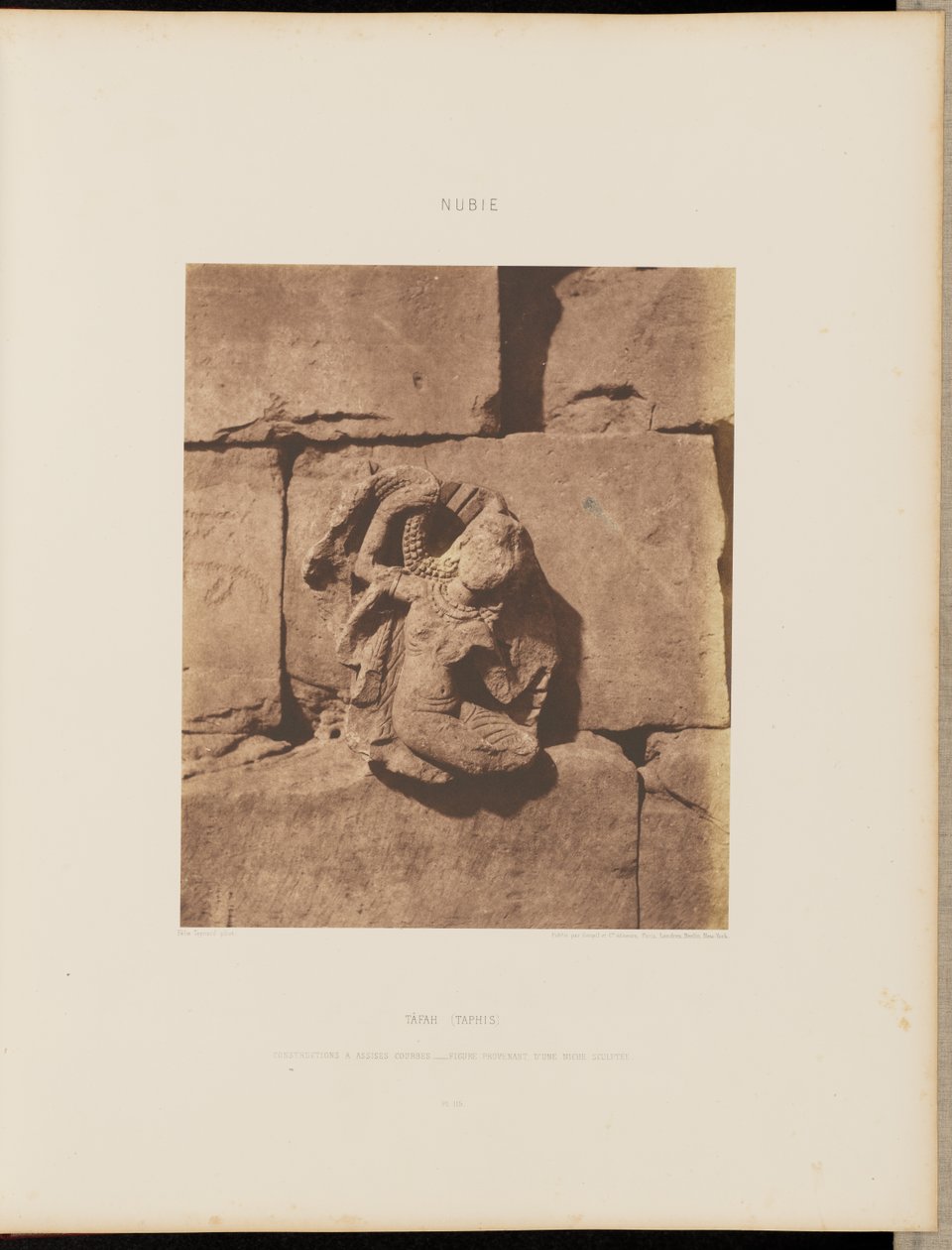 Tâfah (Taphis). Constructies met gebogen bases - Figuur van een gebeeldhouwde nis door Félix Teynard