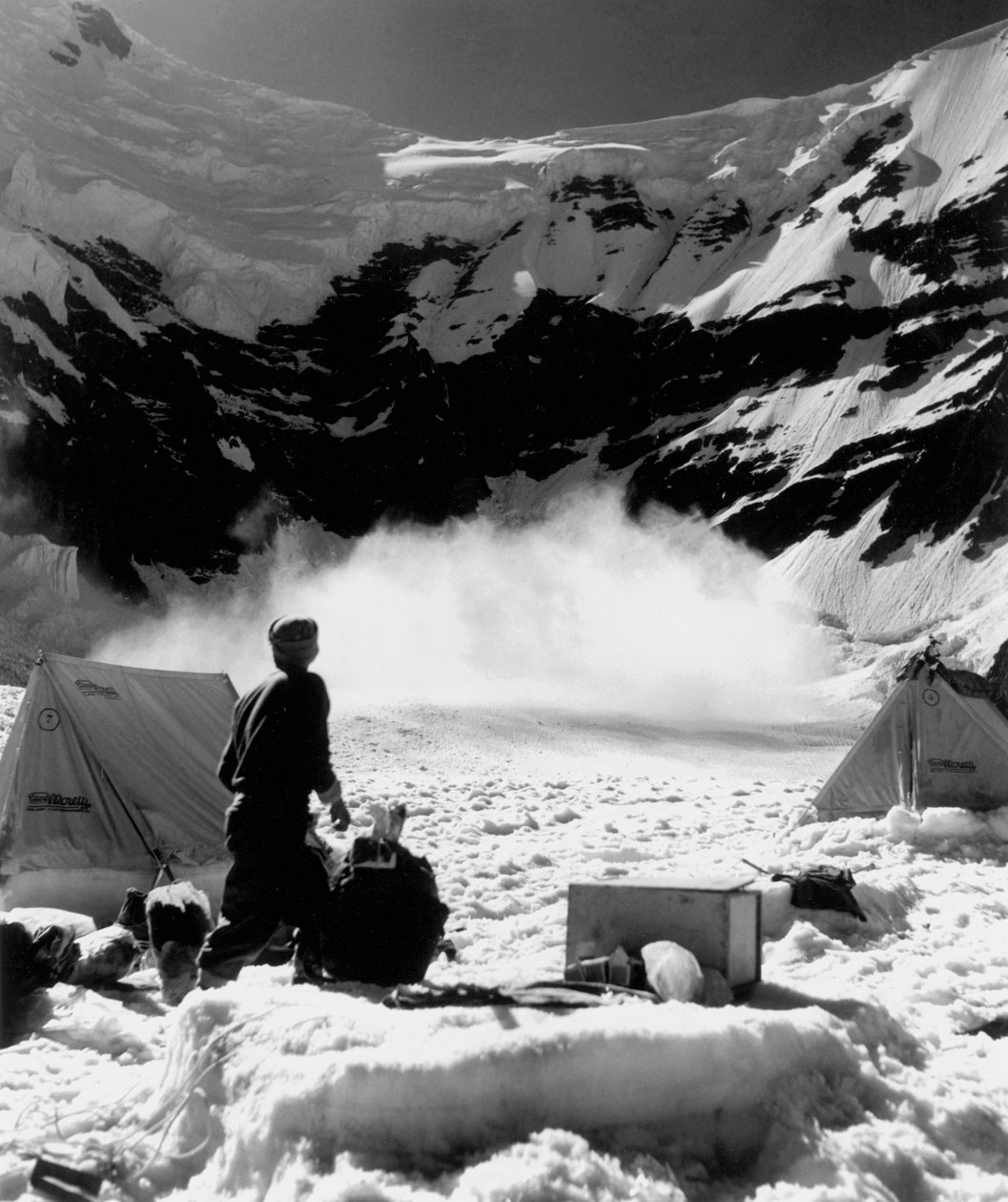 Basiskamp en nabijgelegen lawine! Op 5100 m. door Fosco Maraini