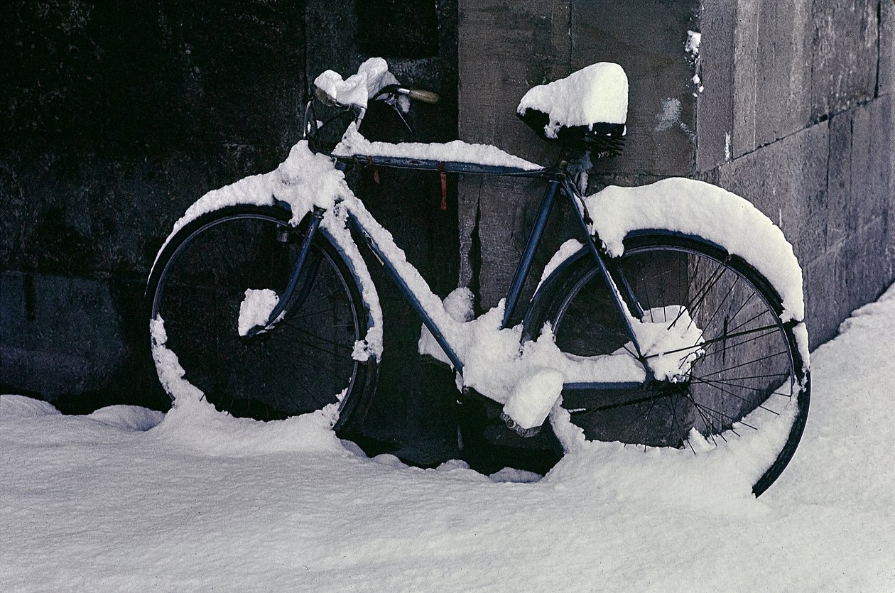 Fietsen in de sneeuw, Florence door Fosco Maraini
