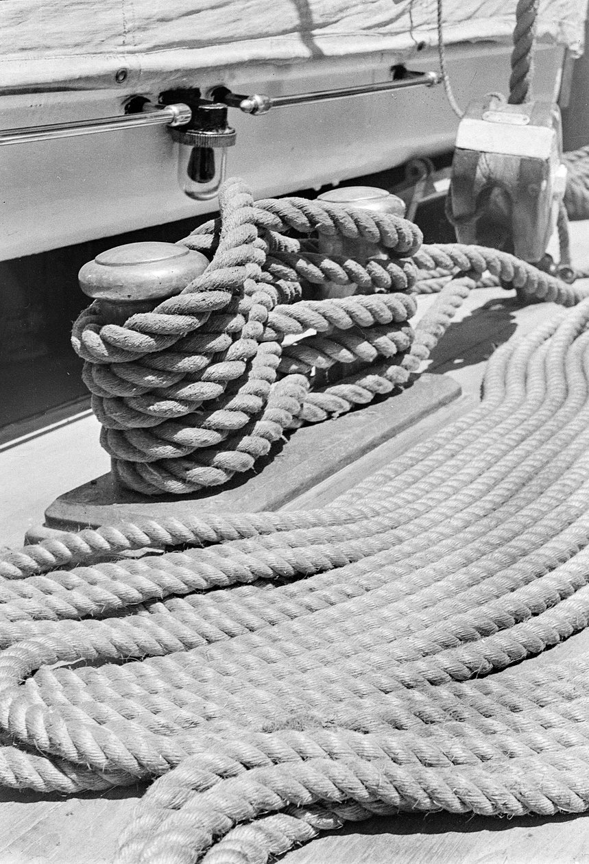 Op het schip Amerigo Vespucci: bolder en touw door Fosco Maraini