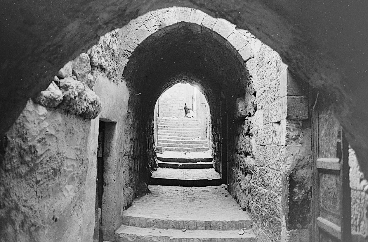 Weg in de souks van de Oude Stad van Jeruzalem door Fosco Maraini