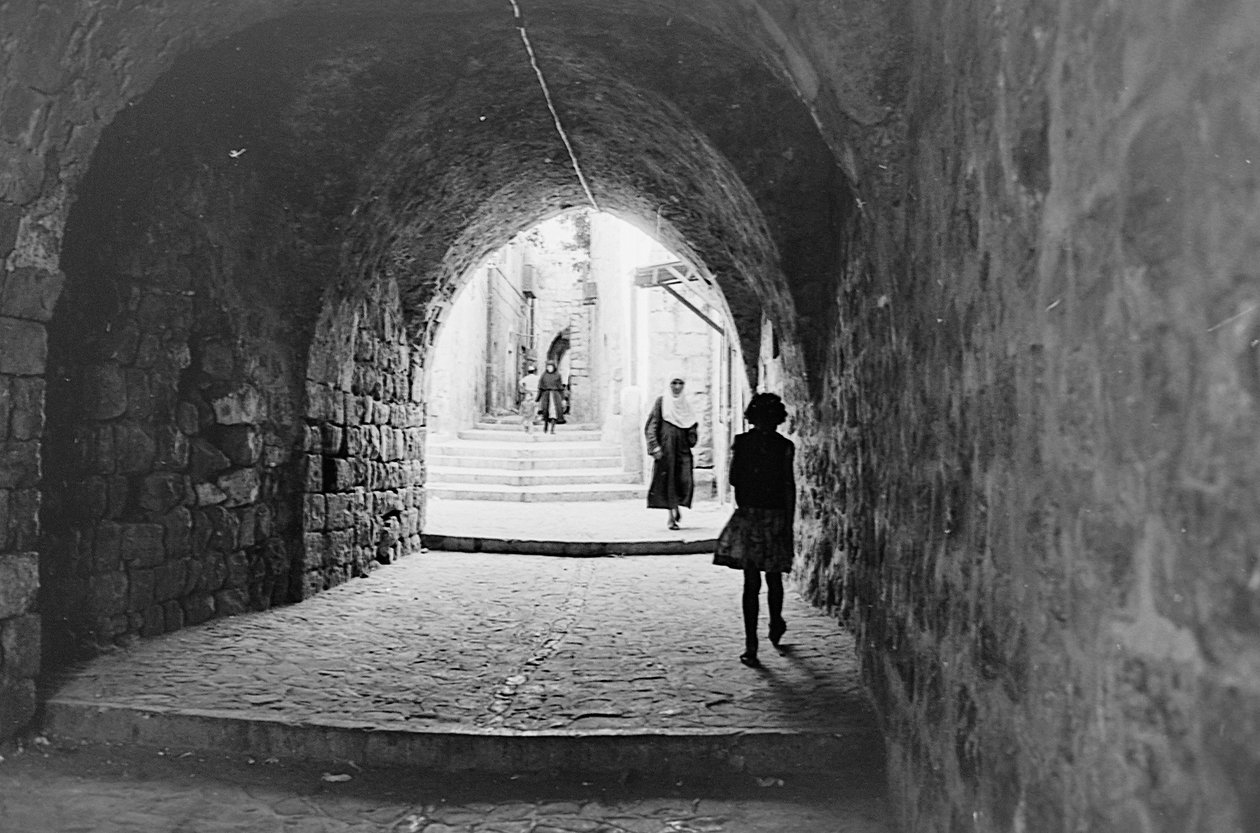 Weg in de souks van de Oude Stad van Jeruzalem door Fosco Maraini