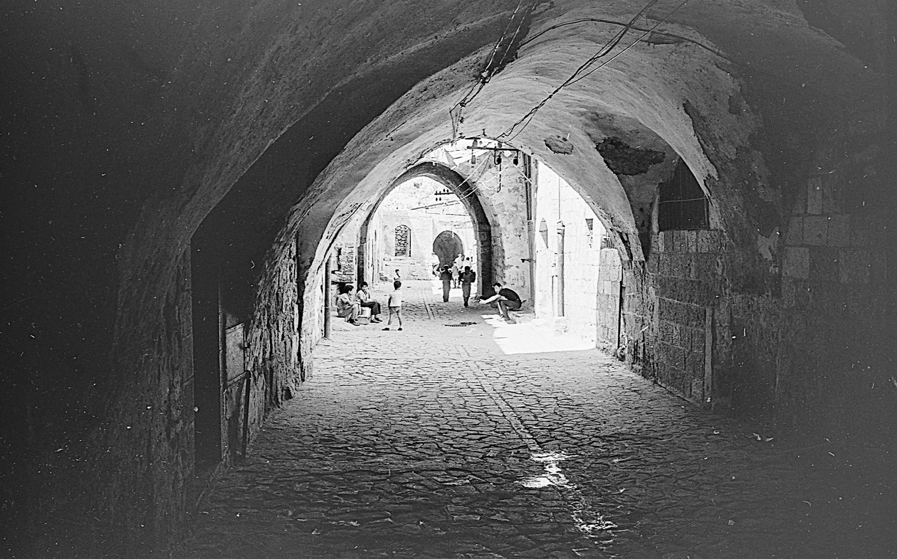 Weg in de souks van de Oude Stad van Jeruzalem door Fosco Maraini