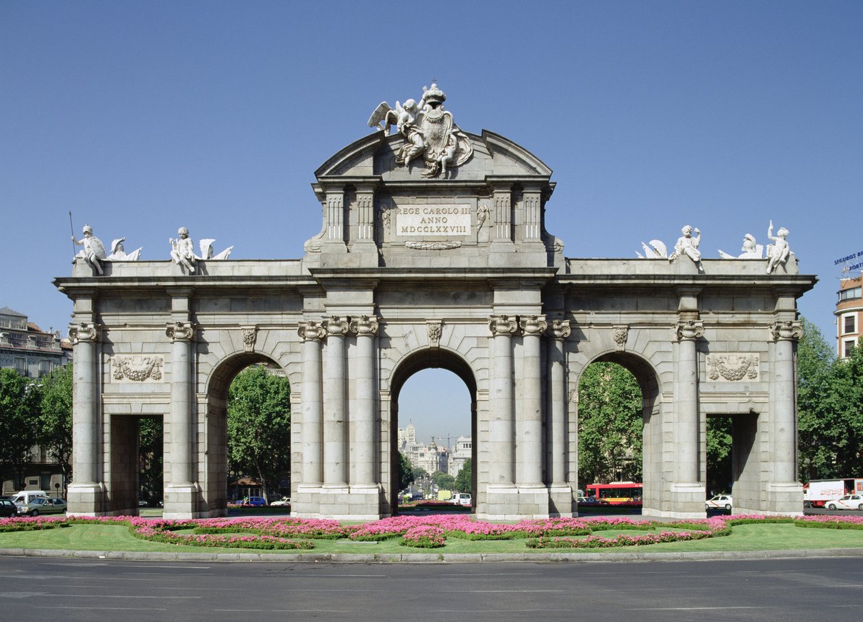 Uitzicht op de Alcala-poort vanuit het oosten, 1774-78 door Francesco Sabatini