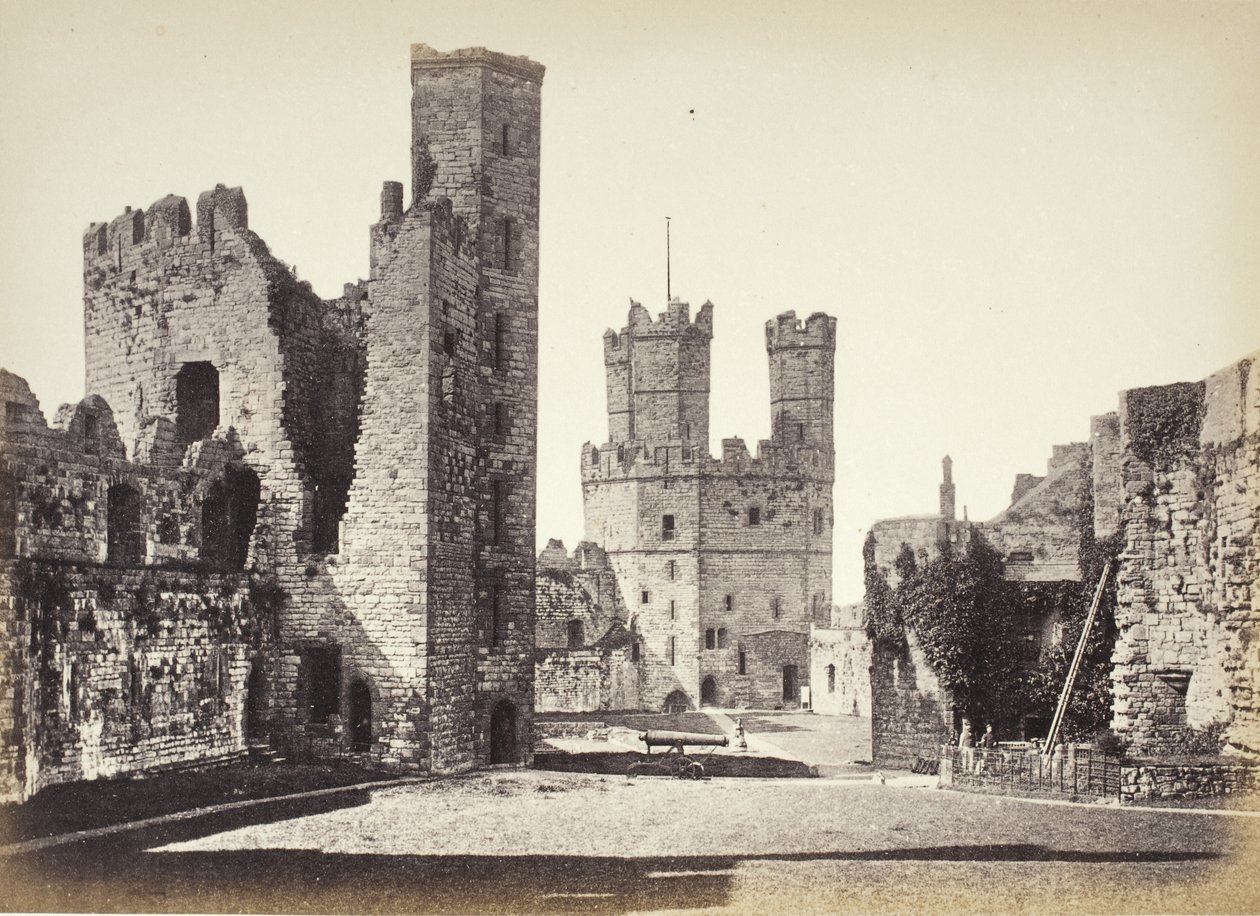 Kasteel Carnarvon, interieur, blik richting de Adelaartoren door Francis Bedford