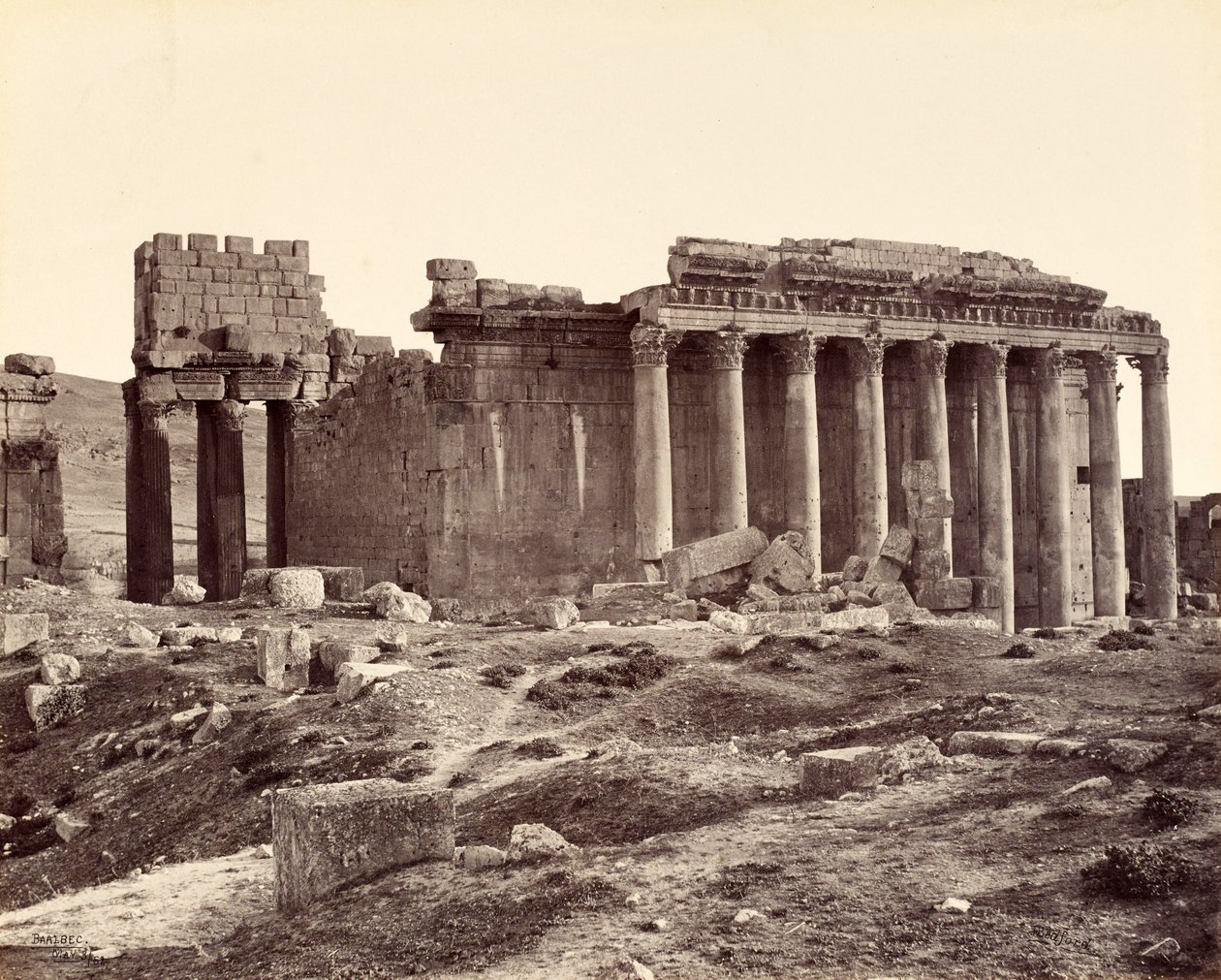 De Tempel van Jupiter, vanuit het noordoosten, Baalbek door Francis Bedford