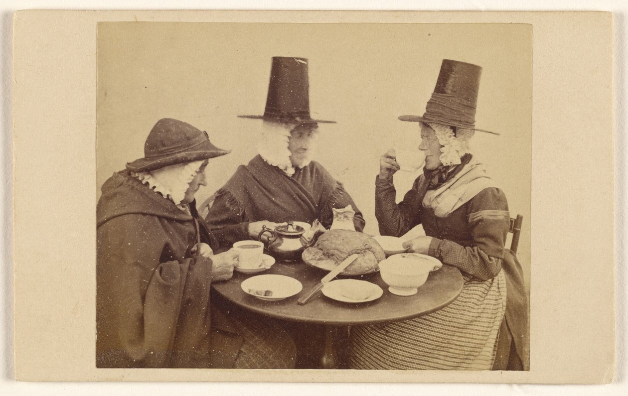 [Drie Welshe dames zittend aan een tafel terwijl zij thee drinken] door Francis Bedford