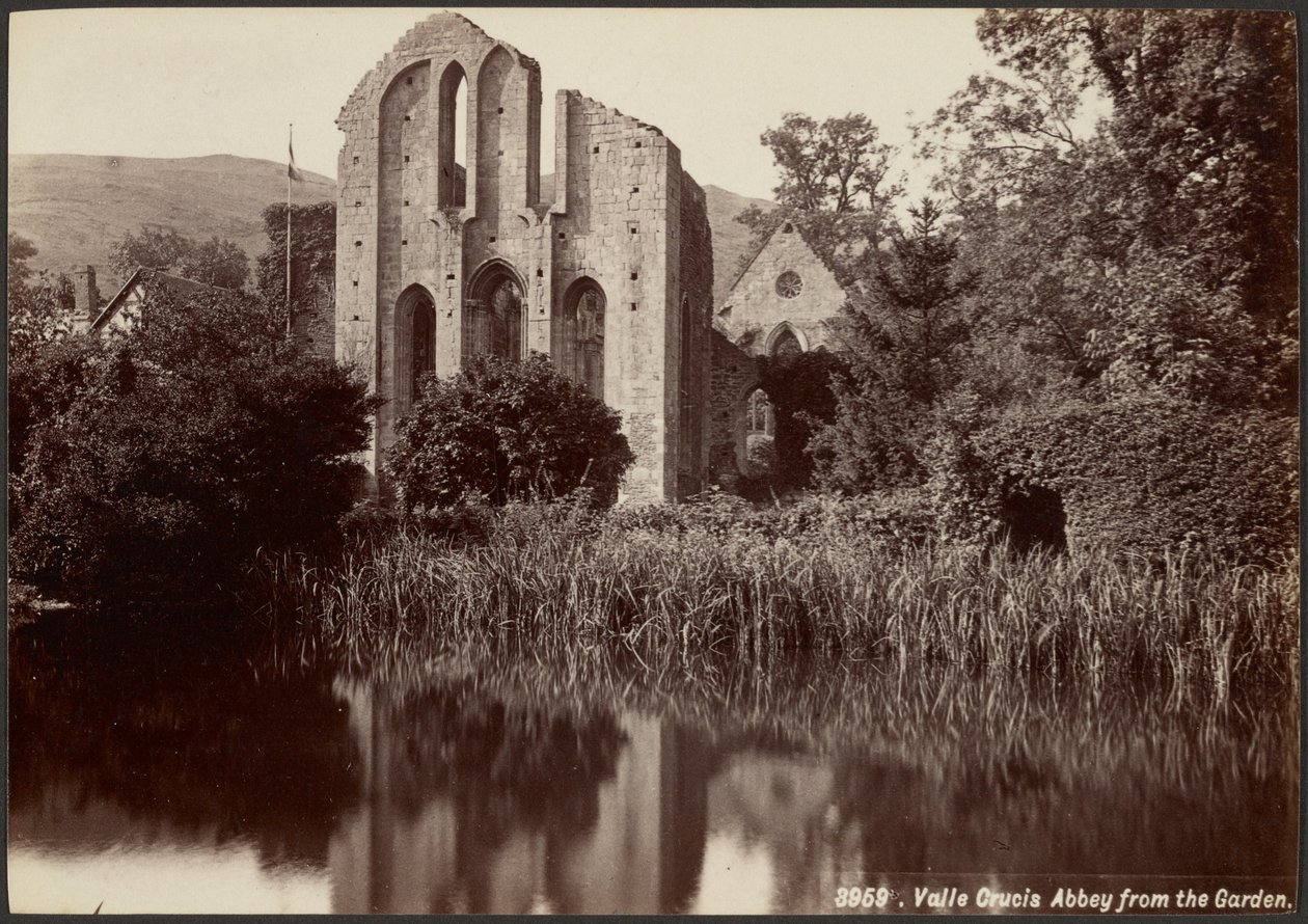 De abdij van Valle Crucis vanuit de tuin door Francis Bedford
