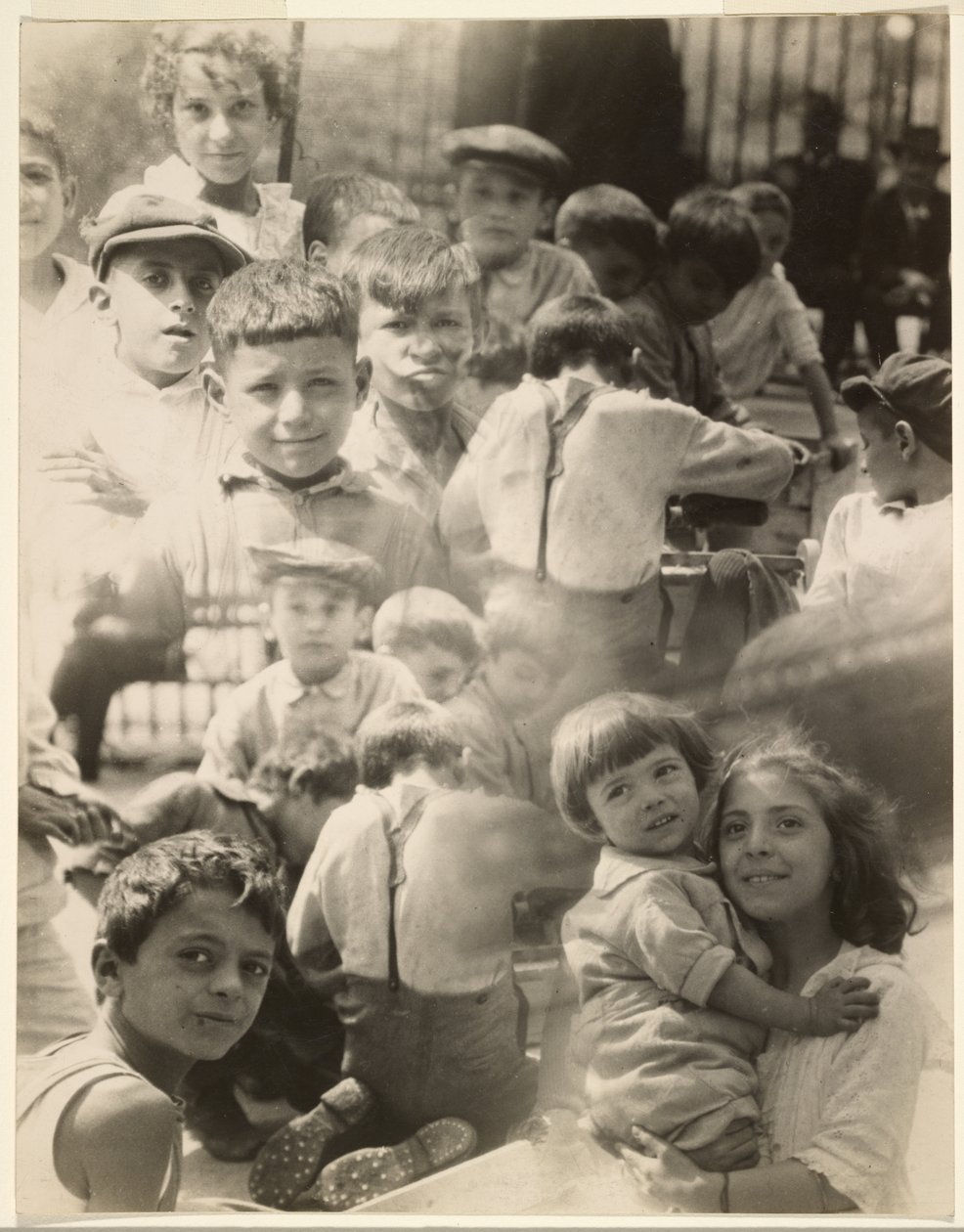 [Fotomontage van kinderen]. door Francis Bruguière
