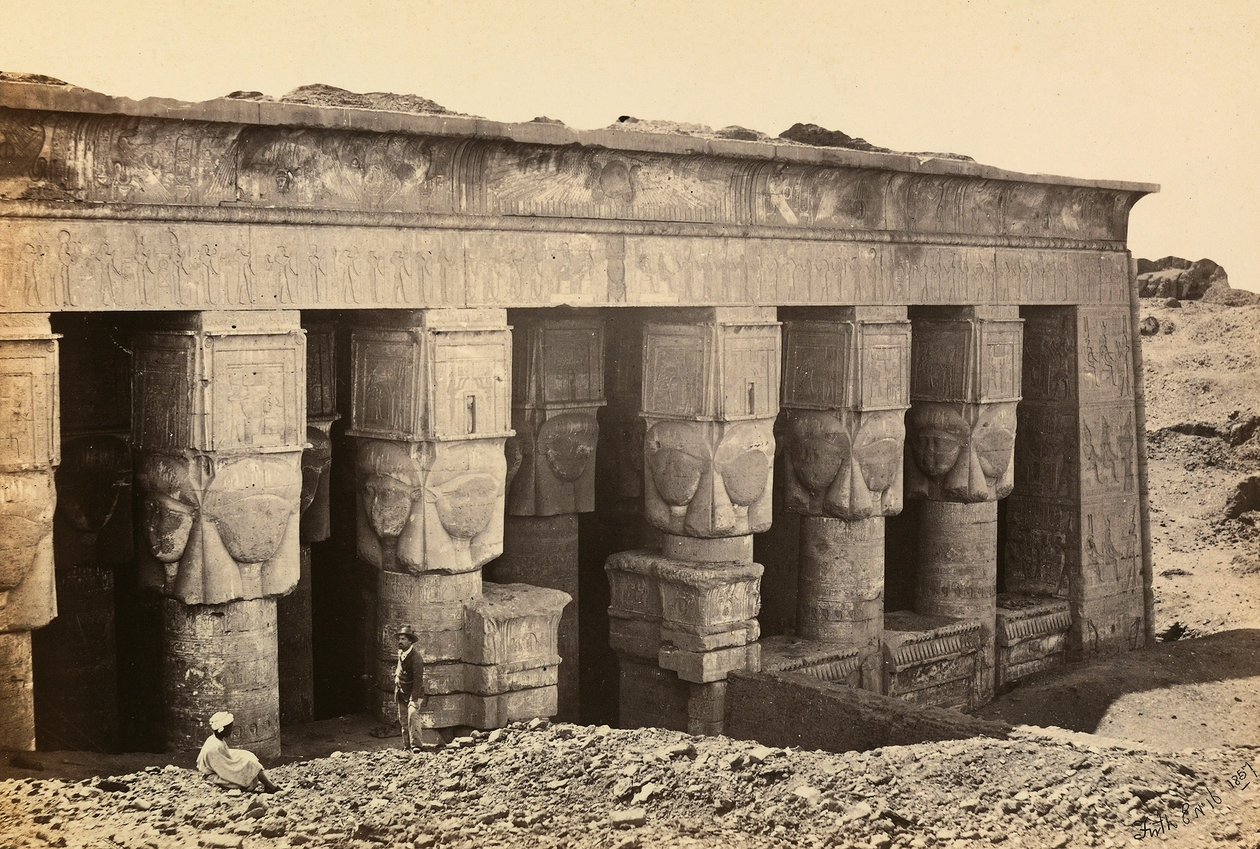 "Egypte en Palestina": gevel van de pronaos van de tempel uit de Romeinse tijd gewijd aan de godin Hathor in Dandara, Opper-Egypte door Francis Frith