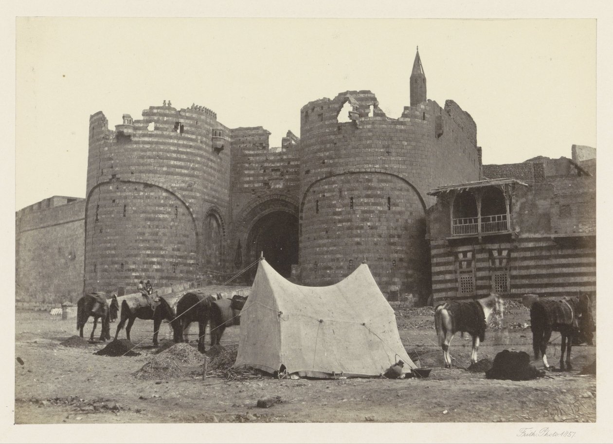 Gezicht op Bab al-Azab, poort naar de citadel van Caïro door Francis Frith