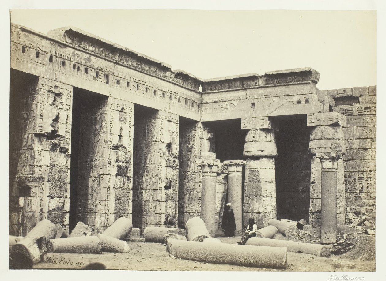 Binnenplaats van Medinet Habbo, Thebe, 1857 door Francis Frith