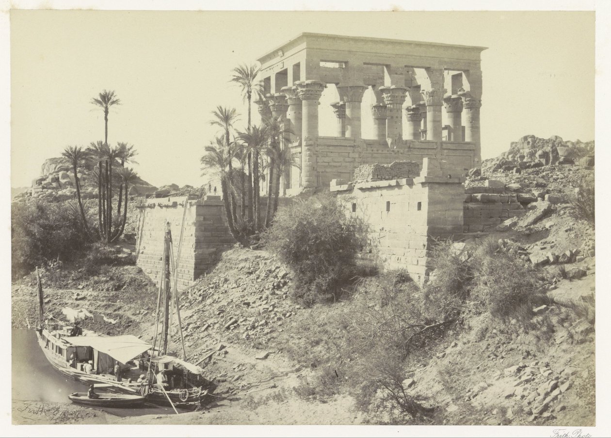 Kiosk van Trajanus op het eiland Philae in de Nijl door Francis Frith