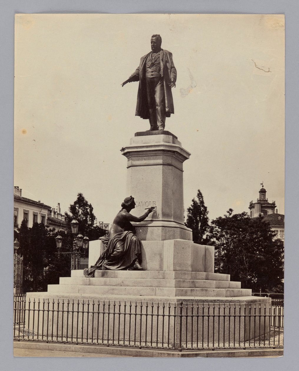 Milaan. Antonio Tantardini (1829-1879) en Odoardo Tabacchi (1831-1905), monument voor Camillo Benso, graaf van Cavour, Italiaans politicus en ondernemer door Francis Frith