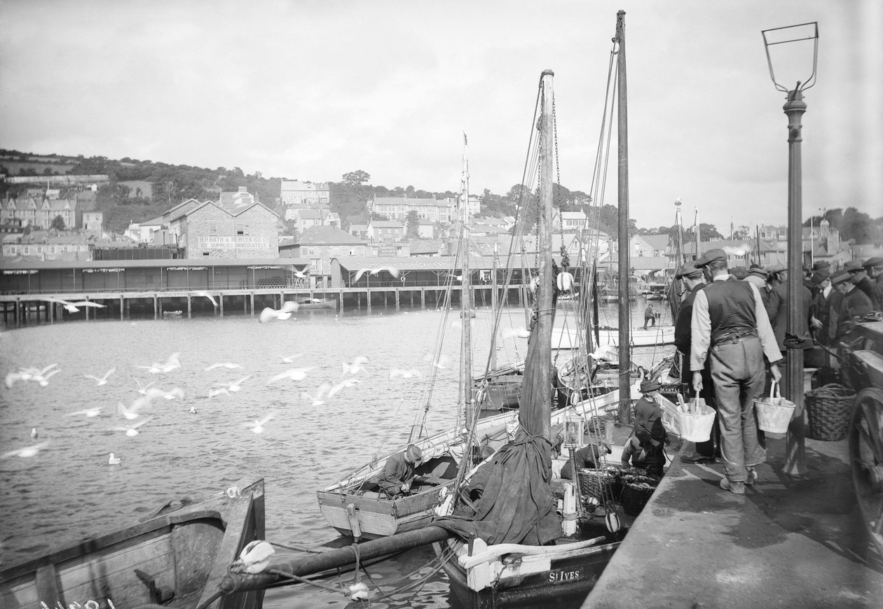 Haven van Newlyn en viskade, Cornwall door Francis Frith