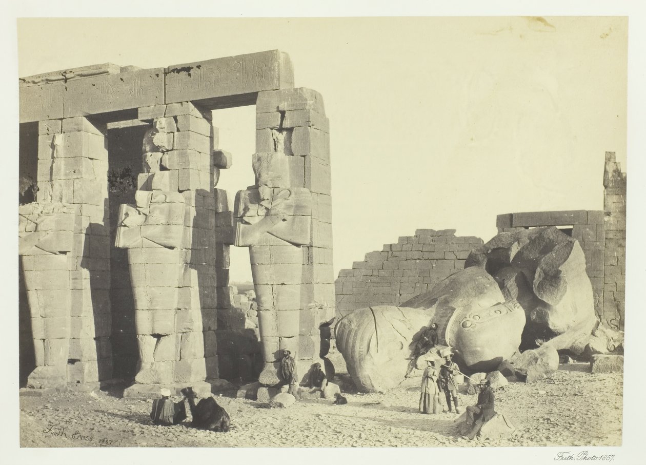 Osiride Zuilen en Grote Gevallen Kolossus, bij het Memnonium, Thebe door Francis Frith