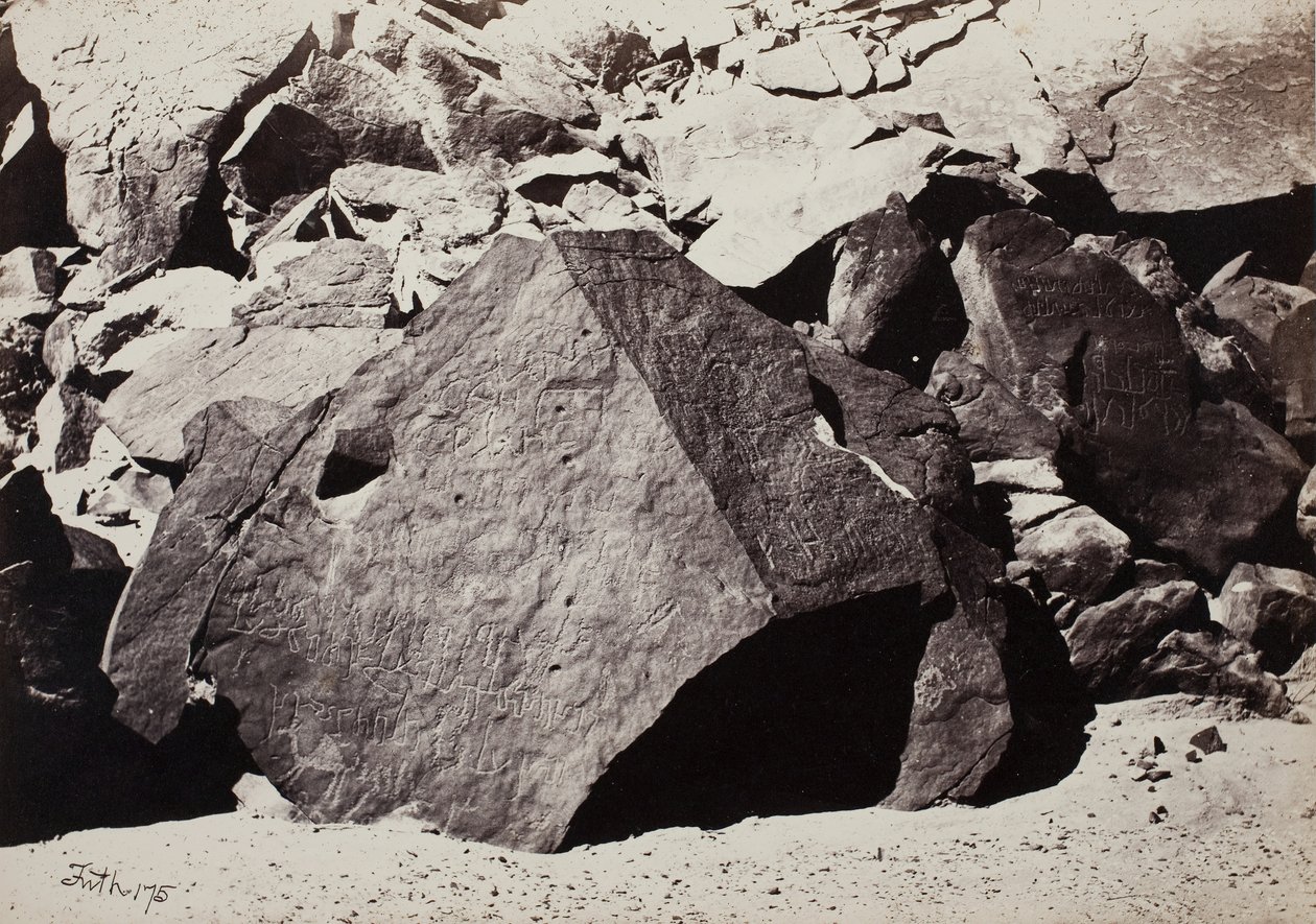 Sinaitische inscripties in Wadee El-Mukattab, 1860 door Francis Frith