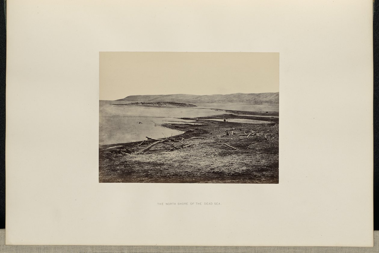 De noordelijke oever van de Dode Zee door Francis Frith