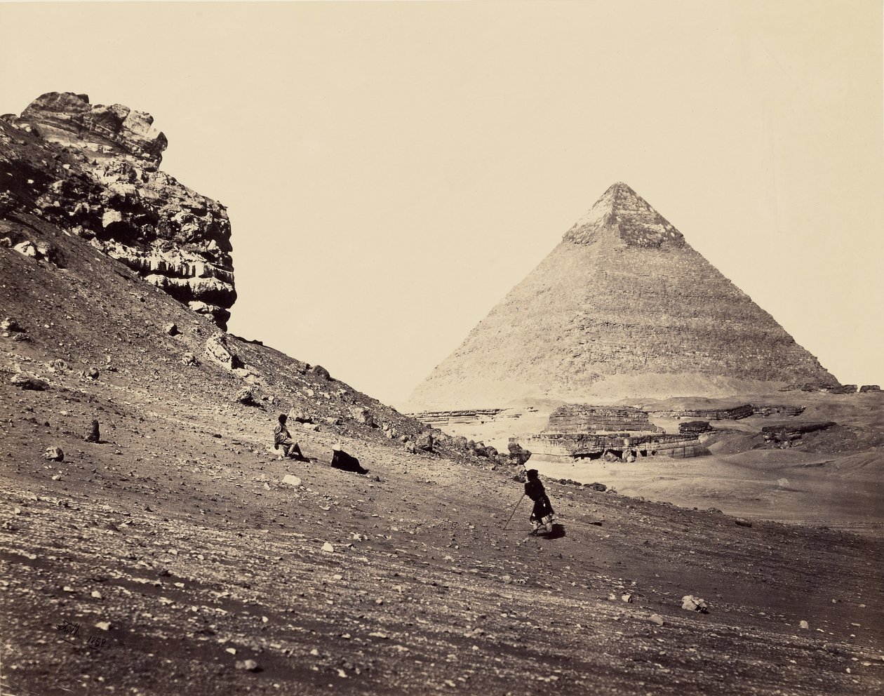 De tweede piramide vanuit het zuidoosten door Francis Frith