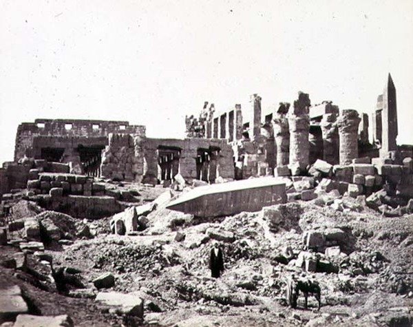 De Tempel van El-Karnak vanuit het Zuidoosten door Francis Frith