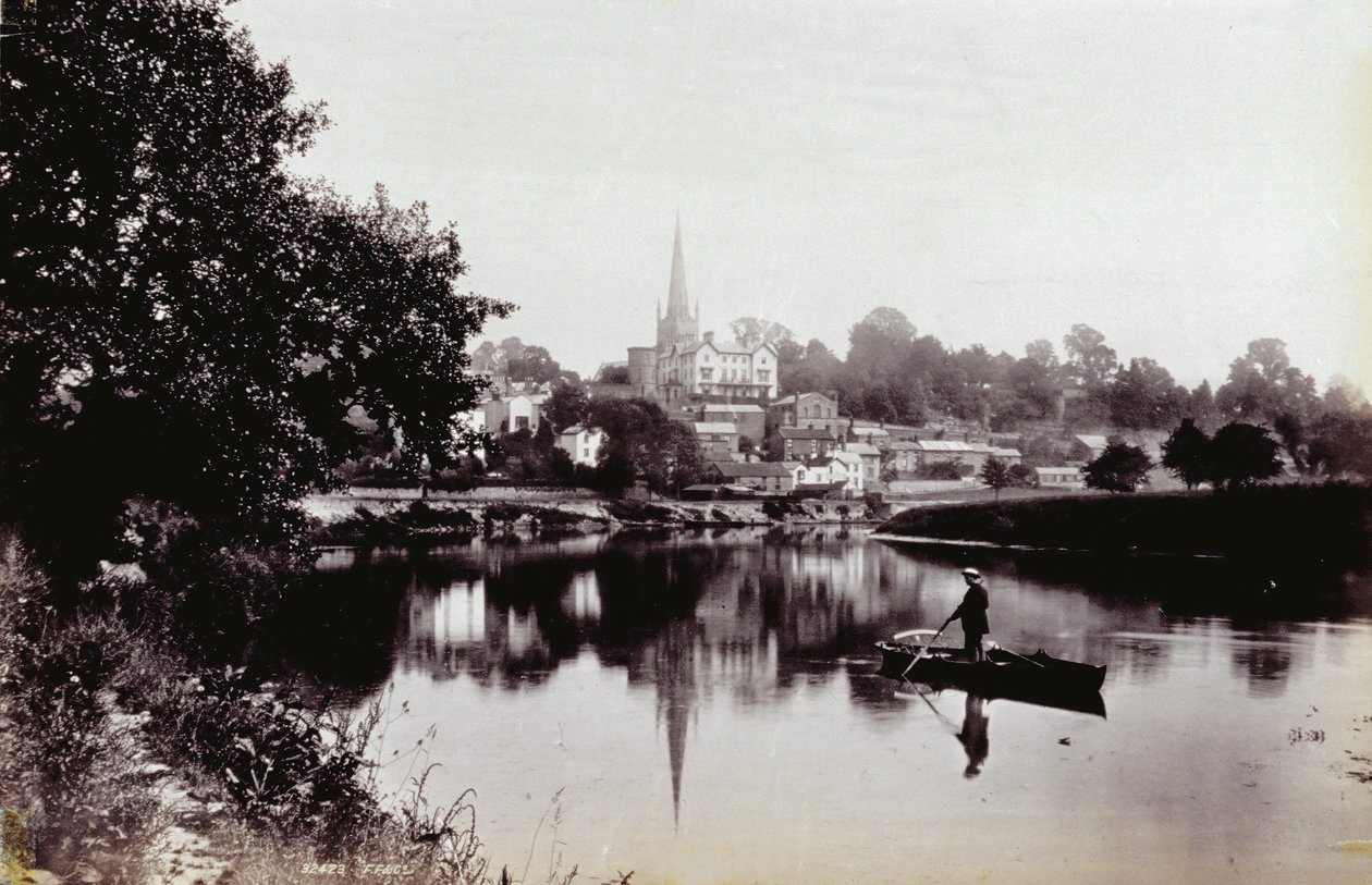 De stad Ross-On-Wye, gezien vanaf een oever van de rivier. Op de voorgrond een man staand op een roeiboot door Francis Frith